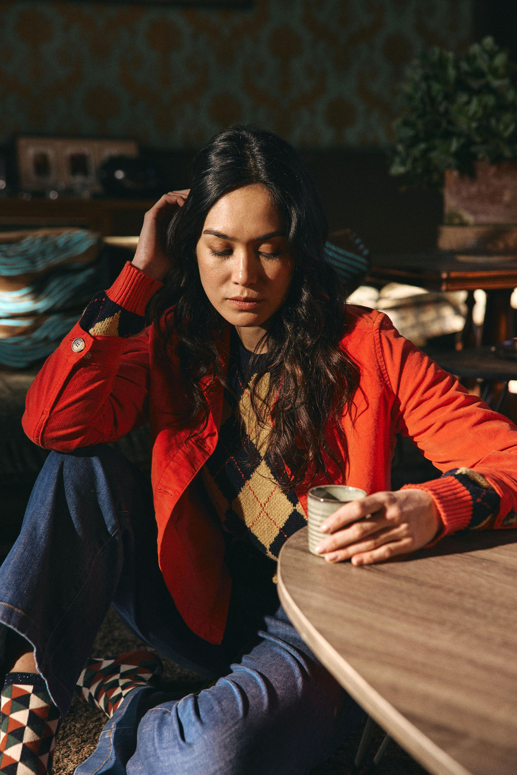 ersey de punto con rombos argyle camel y berenjena y detalles rojos | Lola Espeleta