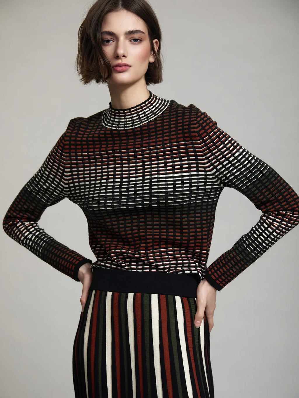 Jersey de punto Margot de SKATIE para mujer, corte ajustado, manga larga y diseño de cuadros multicolor en negro, crudo, verde oliva y teja
