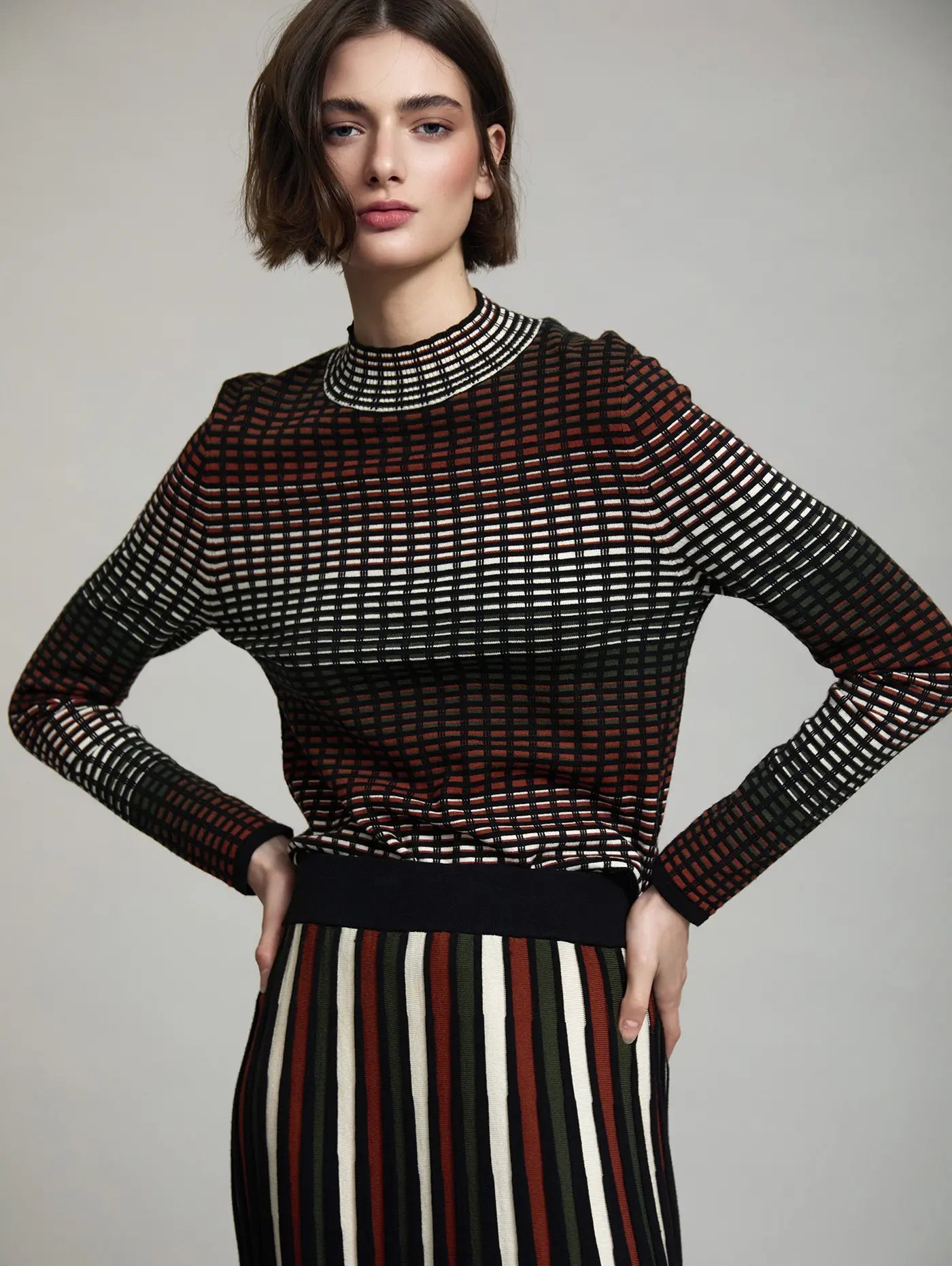 Jersey de punto Margot de SKATIE para mujer, corte ajustado, manga larga y diseño de cuadros multicolor en negro, crudo, verde oliva y teja