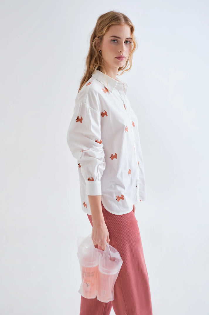 Camisa blanca de algodón con bordado de zorros combinada en look de mujer