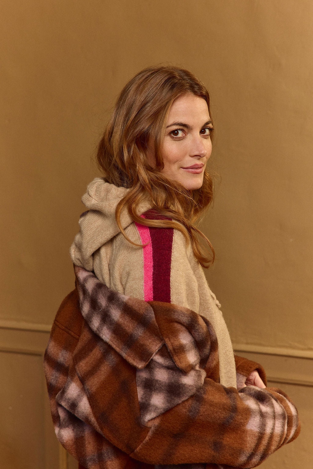 Sudadera de punto beige con capucha y bandas rosa y granate en los hombros para mujer | Lola Espeleta 