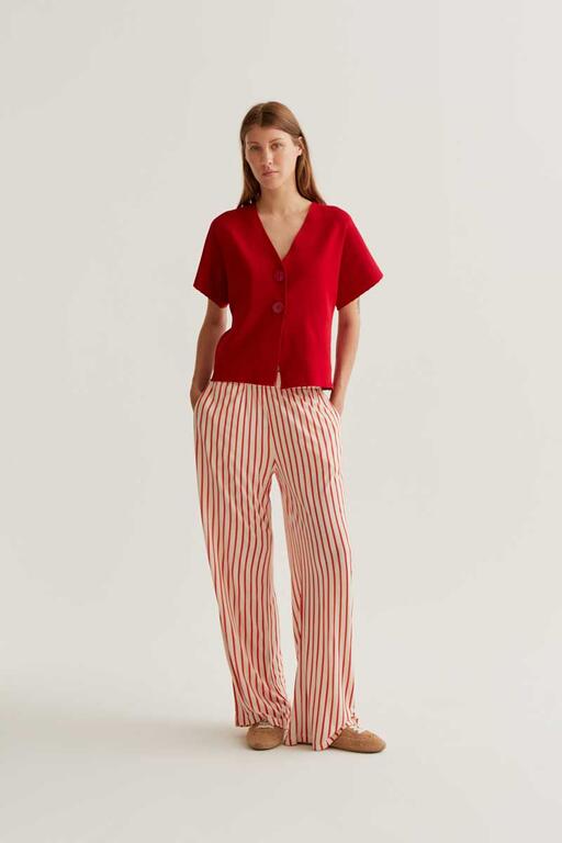 Look completo chaqueta de punto rojo compañia fantastica