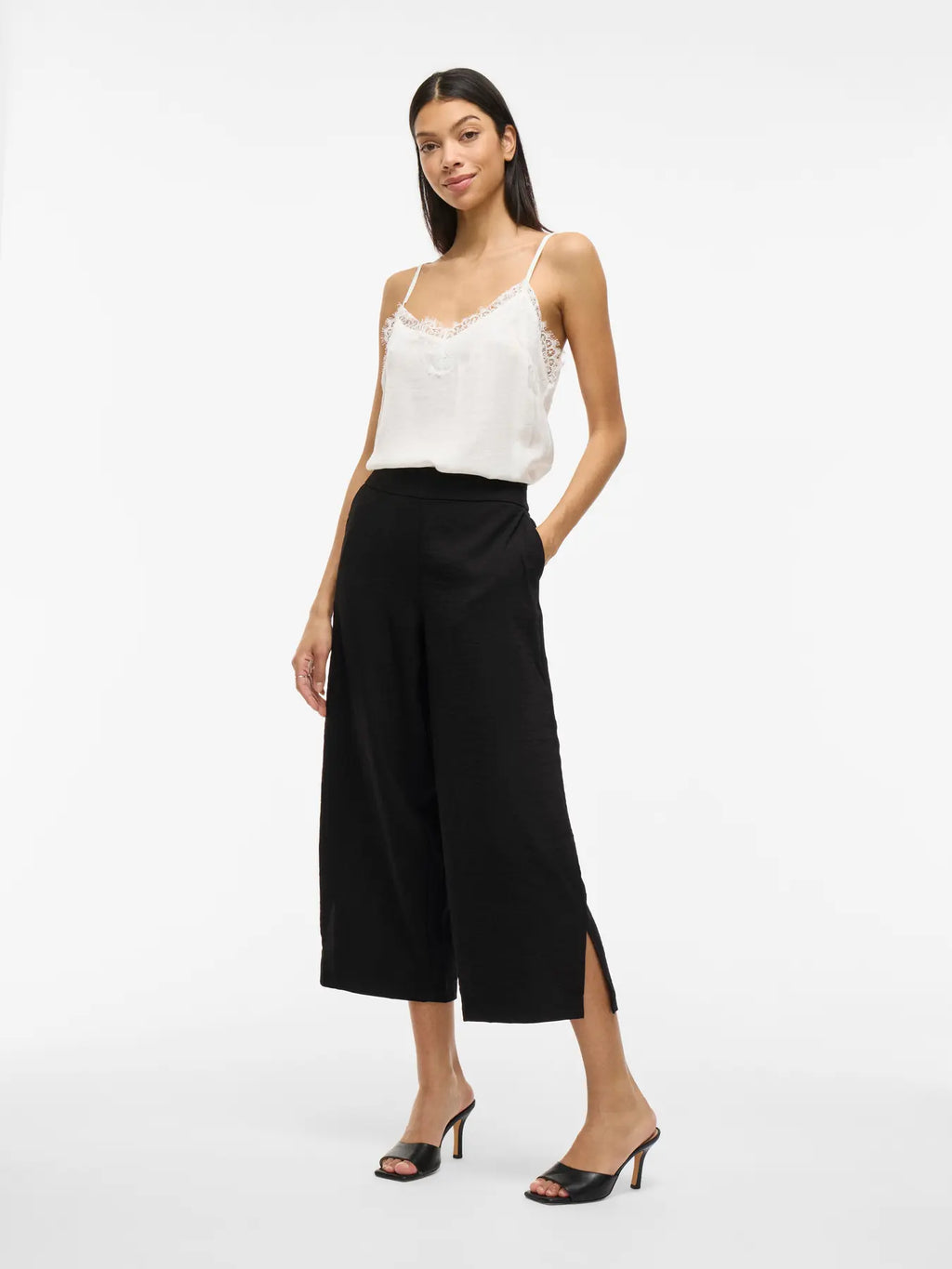 look modelo pantalón culotte mujer, pantalón fluido camel, pantalón midi elegante, pantalón tiro alto mujer, pantalón ancho Vila, pantalón verano mujer, pantalón cómodo vestir en tienda cotton grey en piedras blancas