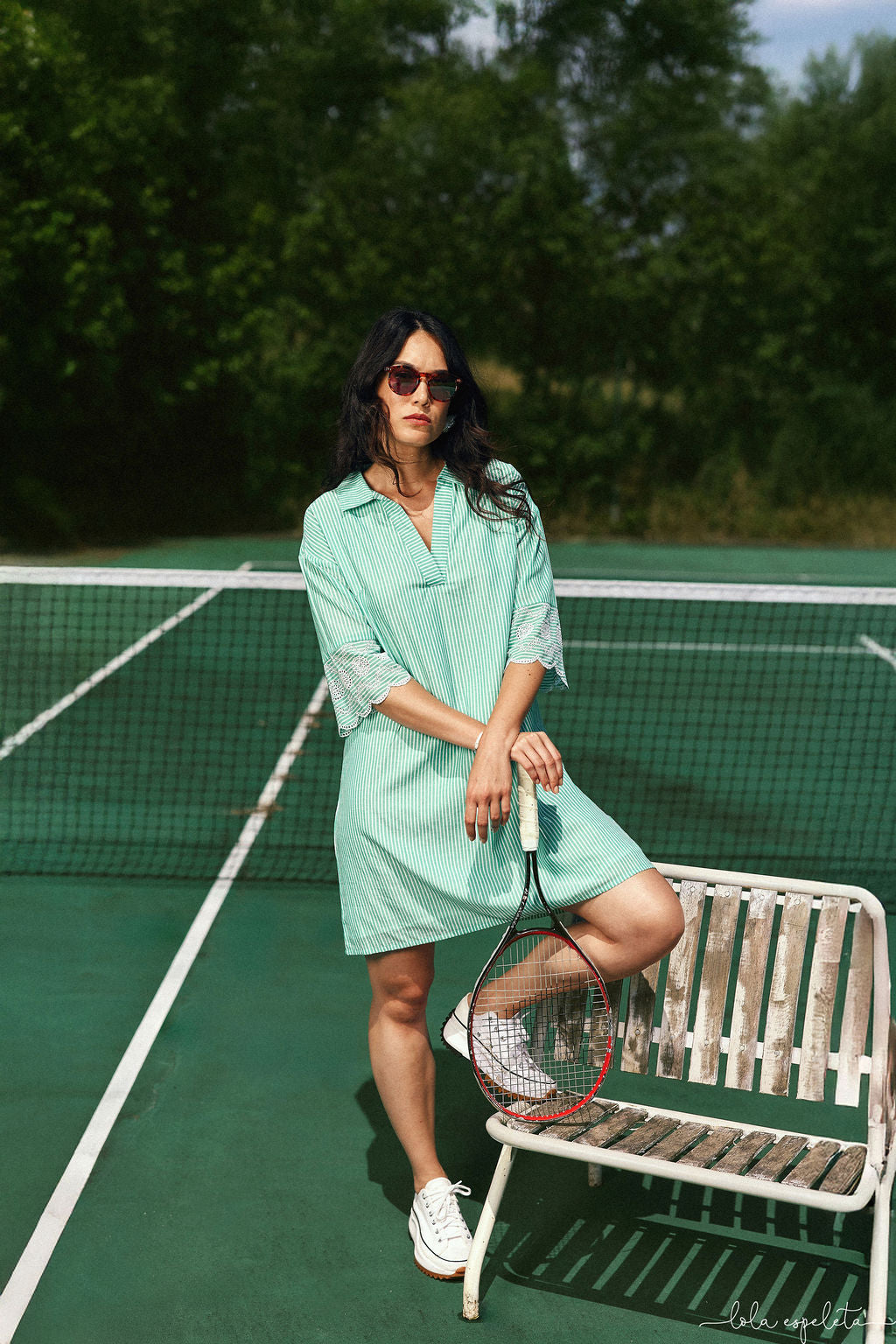 Vestido Court verde Lola Espeleta look verano mujer con zapatillas Cotton Grey Asturias