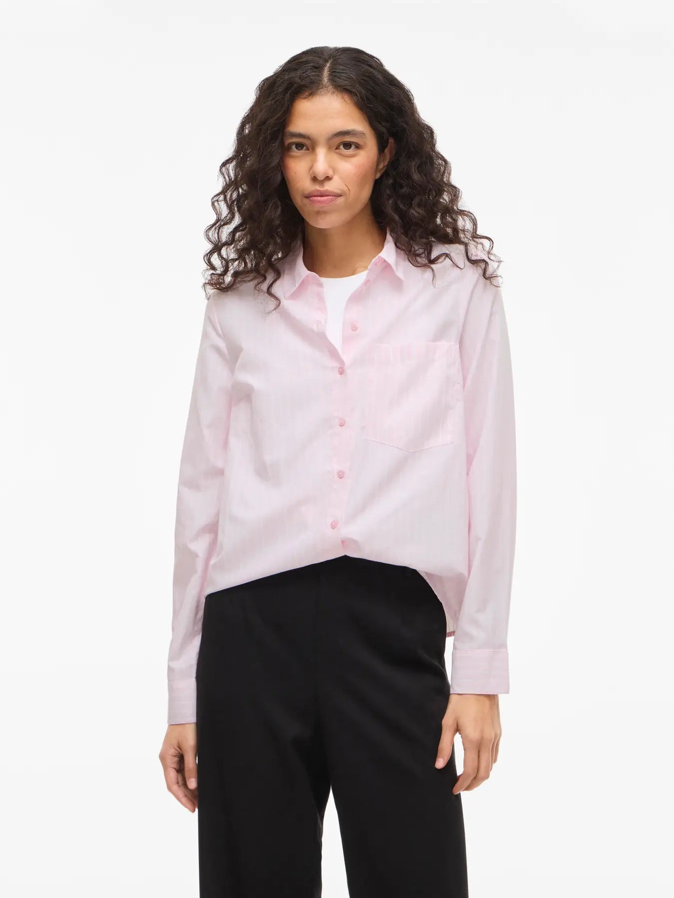 Camisa rosa claro ajustada Vila mujer vista frontal look modelo en Cotton grey piedras blancas
