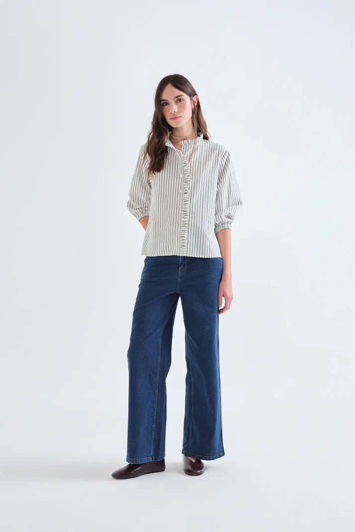 Camisa de rayas con volantes Compañía Fantástica combinada con pantalón de mujer