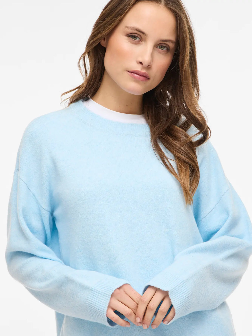 Look con jersey de cuello redondo azul cielo vila nueva coleccion en cotton grey