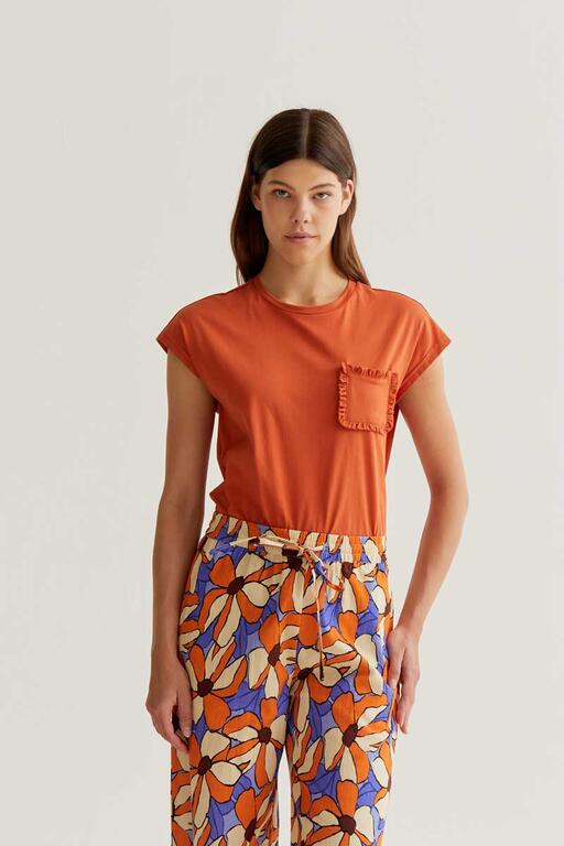 Camiseta Sunset naranja con bolsillo frontal con volante. Combina con el pantalón Sunset Bloom para un look coordinado. en cotton grey