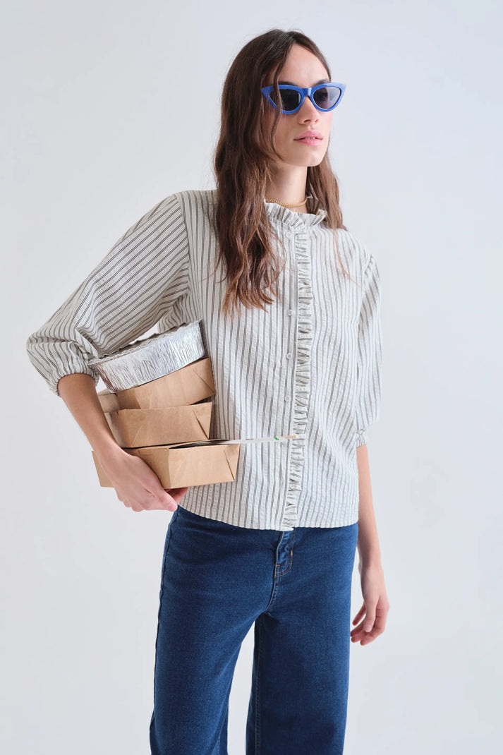 Look de mujer con camisa de rayas Odette de manga larga y detalle de volantes