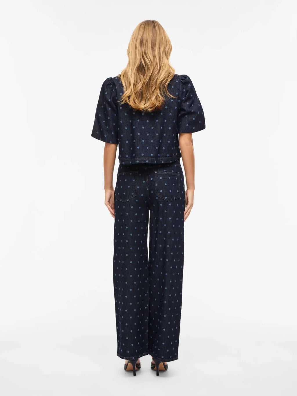 vista trasera look completo denim dots vila