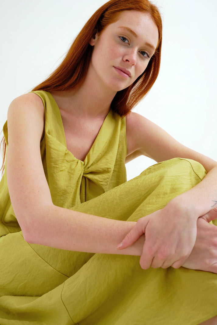 Vestido largo verde nudo pecho Compañía Fantástica satinado