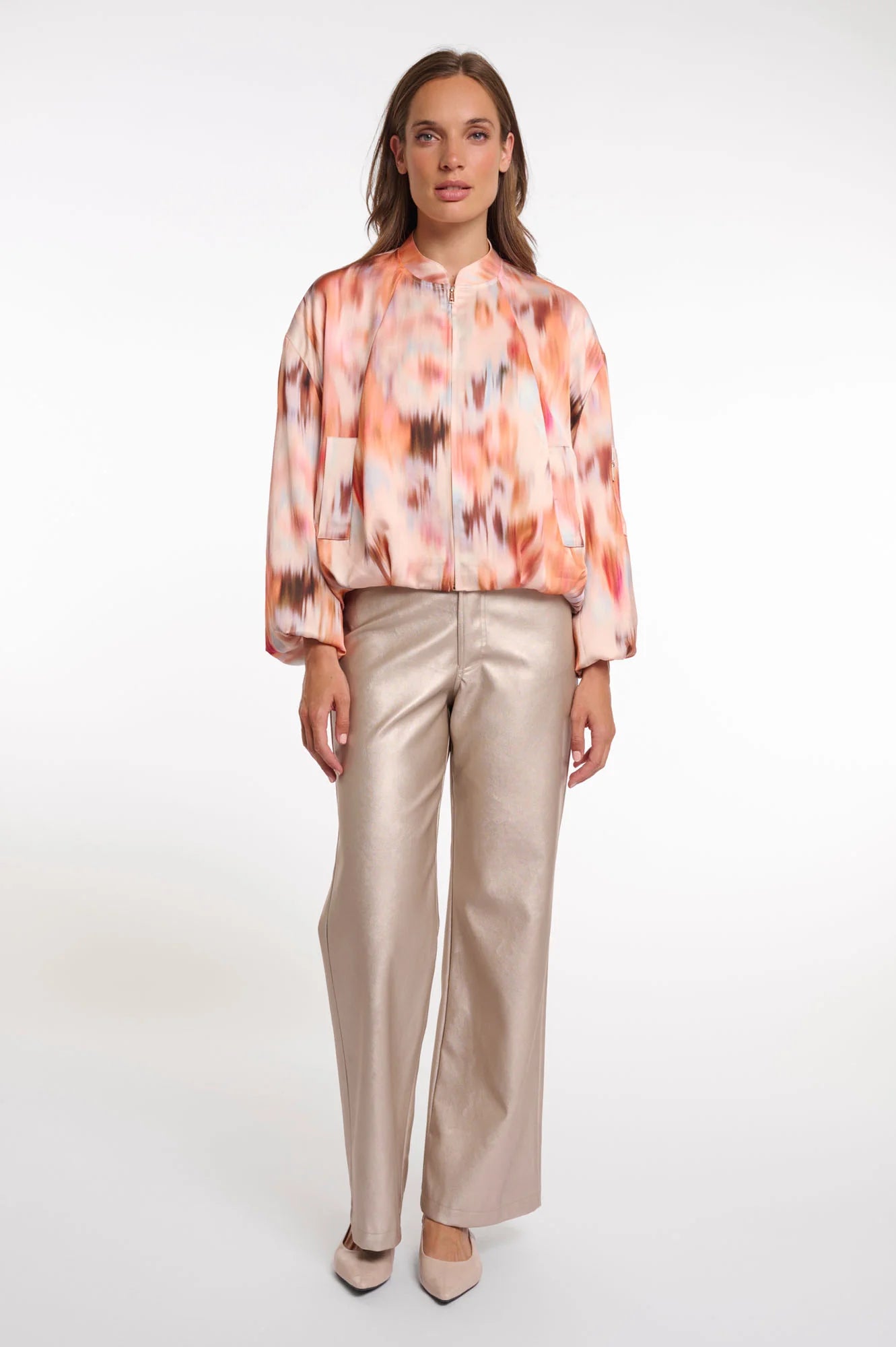 chaqueta bomber Floré Rino & Pelle tonos acuarela coral y beige detalle frontal