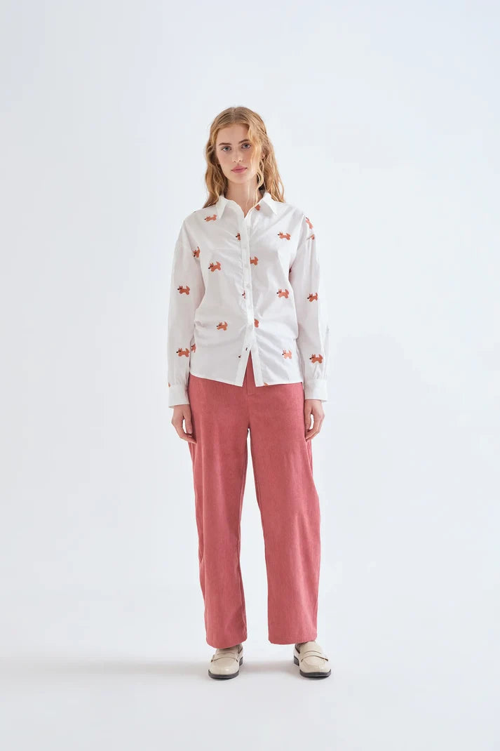 Camisa blanca de algodón con bordado de zorritos, cuello camisero y cierre frontal de botones