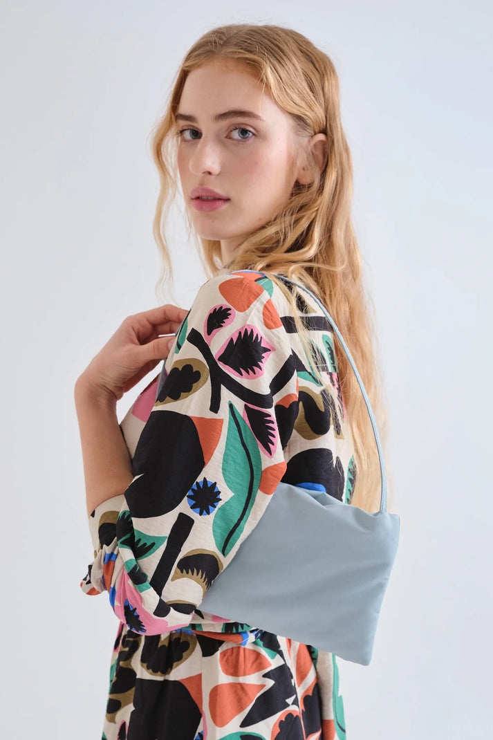 Camisa floral de mujer Compañía Fantástica vista por detrás con manga larga