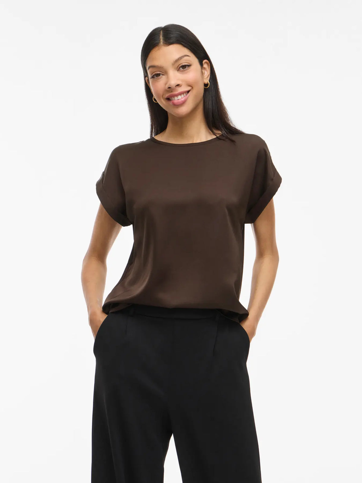 modelo Camiseta ViEllette VILA satinada marron chocolate de manga corta y corte fluido dobladillo en manga