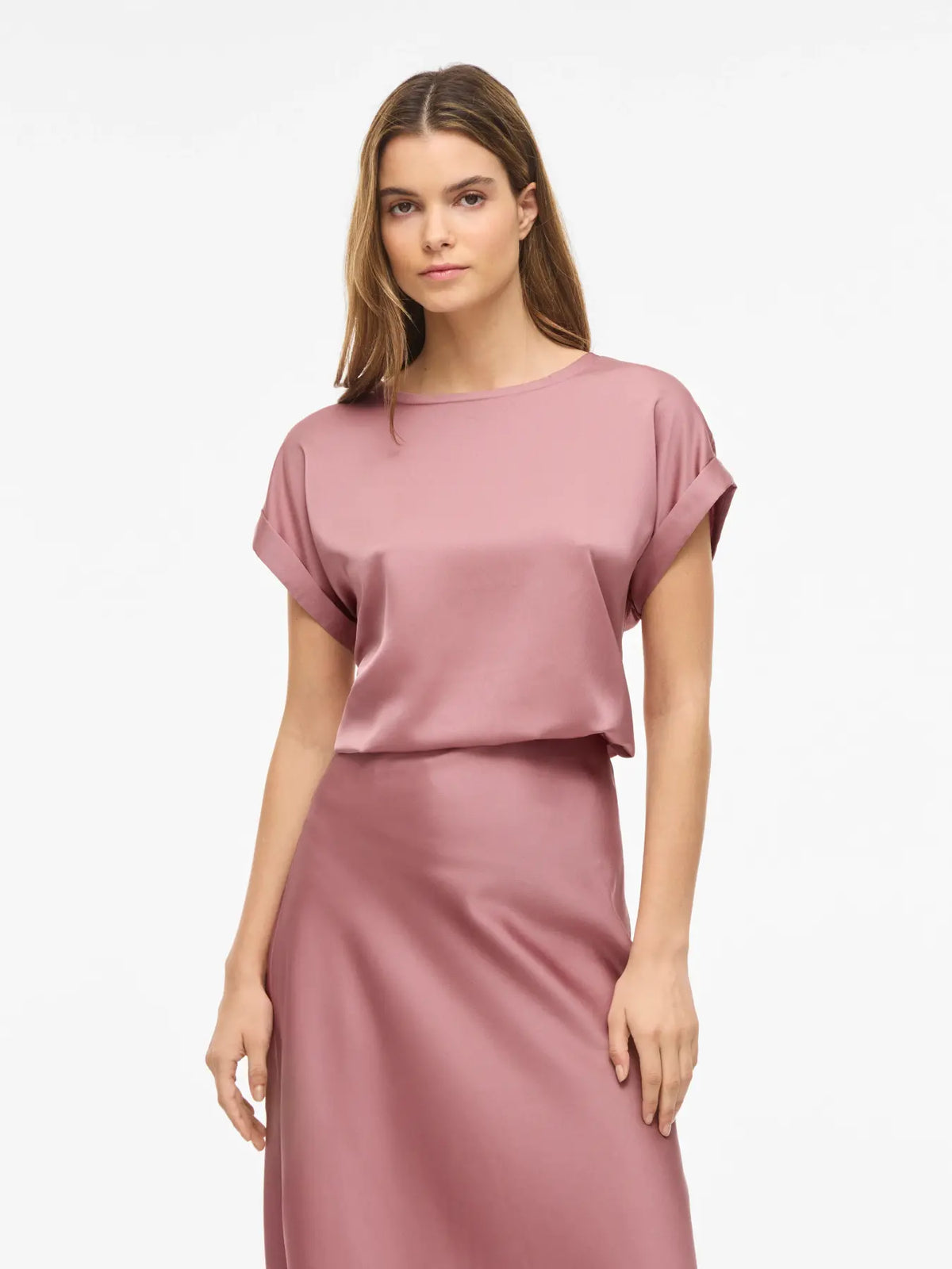 modelo Camiseta ViEllette VILA satinada rosa de manga corta y corte fluido dobladillo en manga
