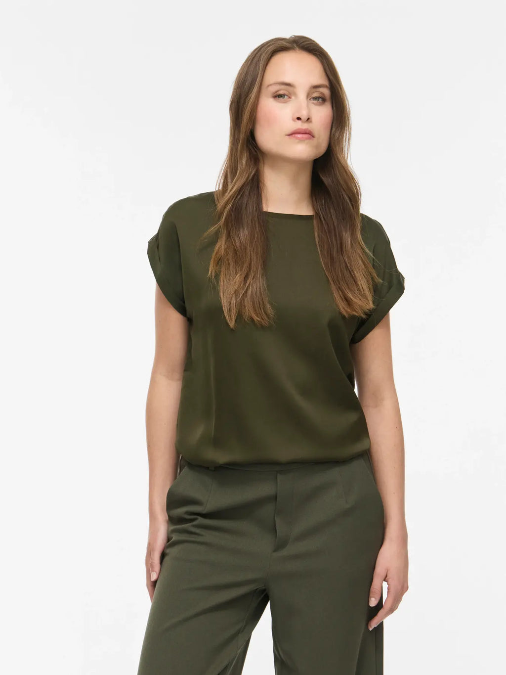 look Detalle modelo Camiseta ViEllette VILA satinada verde kaki de manga corta y corte fluido dobladillo en manga