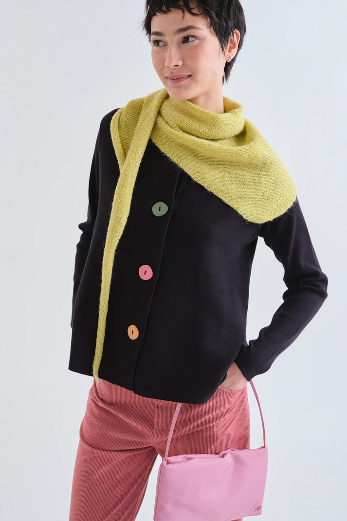 Cárdigan negro con botones grandes multicolor combinado en look de mujer