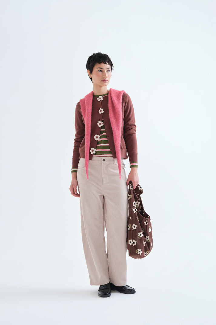 Look de mujer con Cárdigan Margarita marrón de Compañía Fantástica