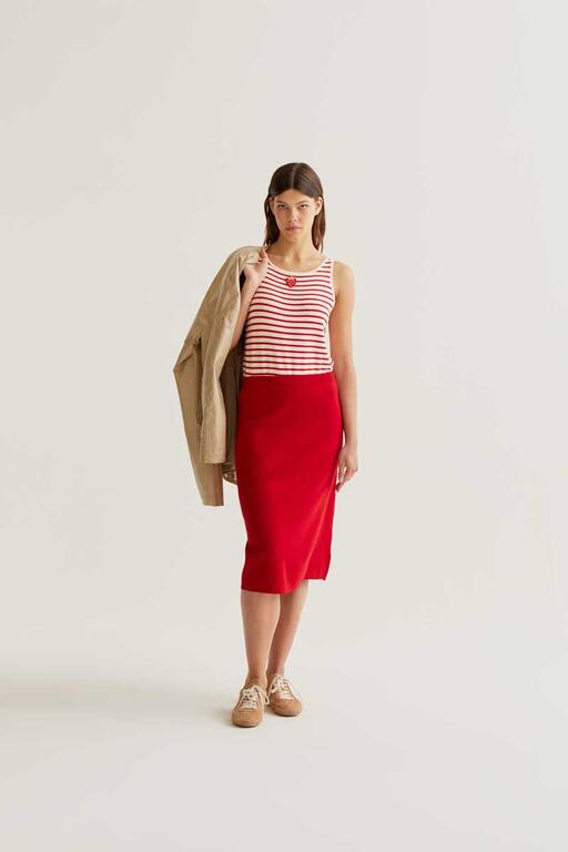 look Falda midi con tejido punto de color rojo. Cintura fija elástica de tiro alto. Ligera abertura trasera. compañia fantastica en cotton grey nueva coleccion