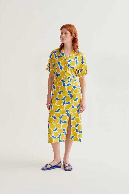 look completo Falda Limoncello midi con estampado de limones amarillo y azul, cinturón y abertura frontal. Diseño fresco de Compañía Fantástica.
