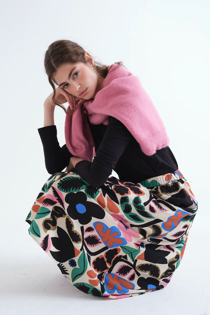 Falda midi de flores Neo Garden de Compañía Fantástica combinada en look de mujer