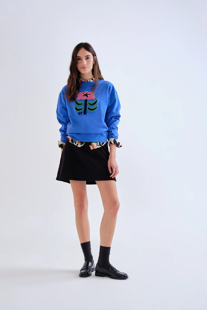Sudadera azul cobalto de mujer vista por detrás con corte relajado y acabados de canalé