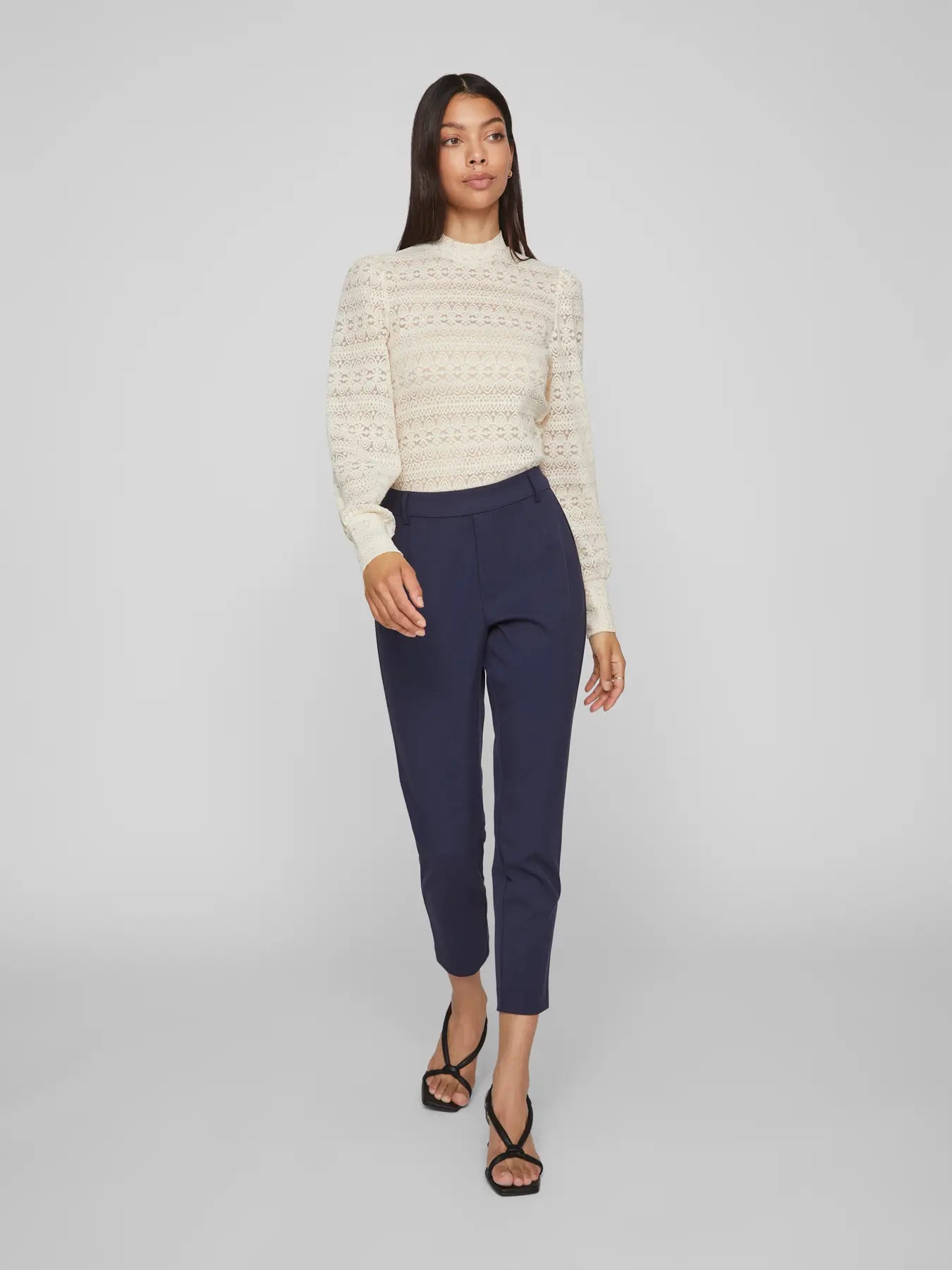Pantalon traje estrecho azul marino con goma en cintura de vila en piedras blancas en la tienda física cotton grey