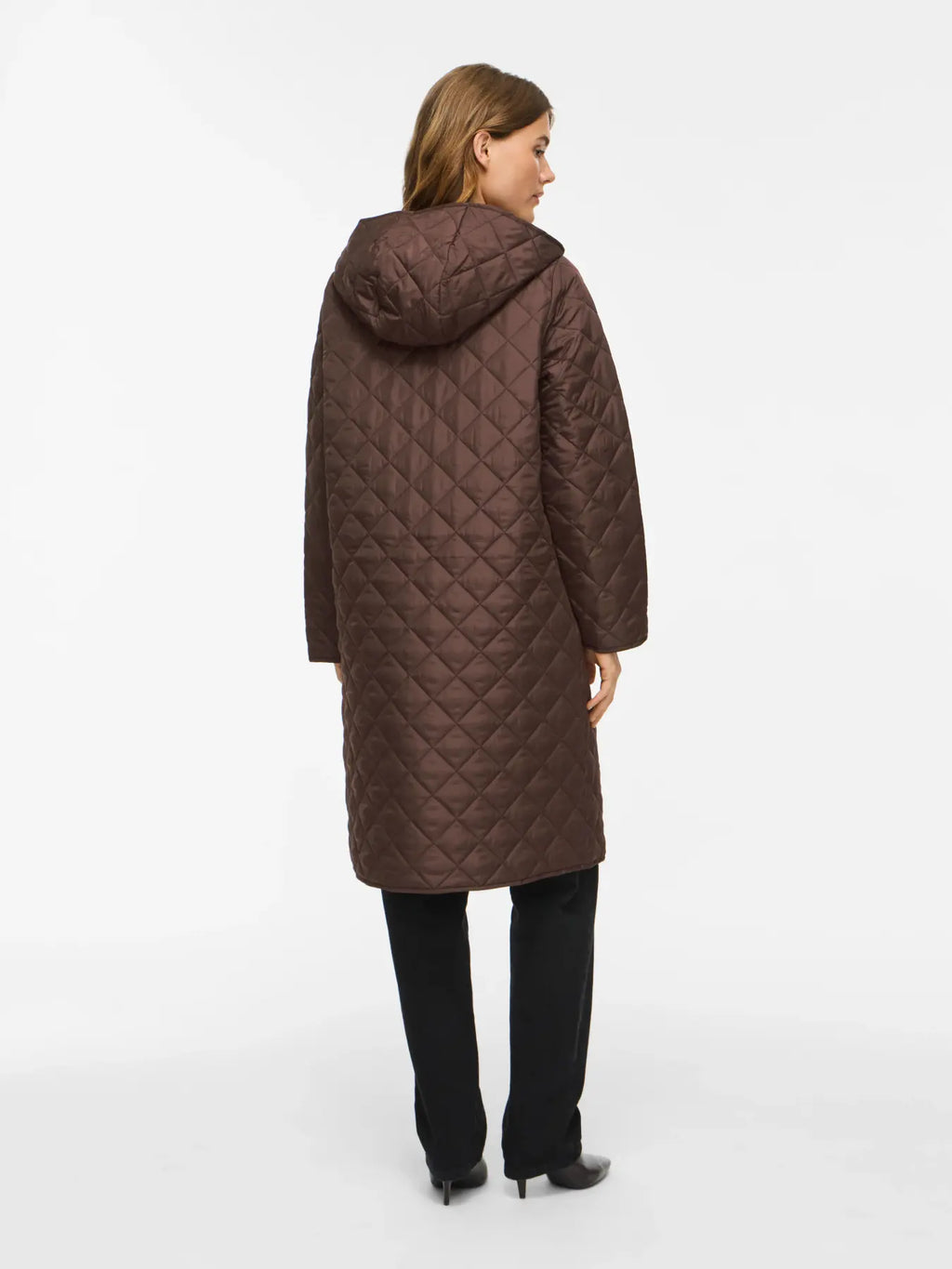 Abrigo acolchado Tate de VILA marrón chocolate puesto en modelo, vista trasera con capucha y largo por debajo de la rodilla