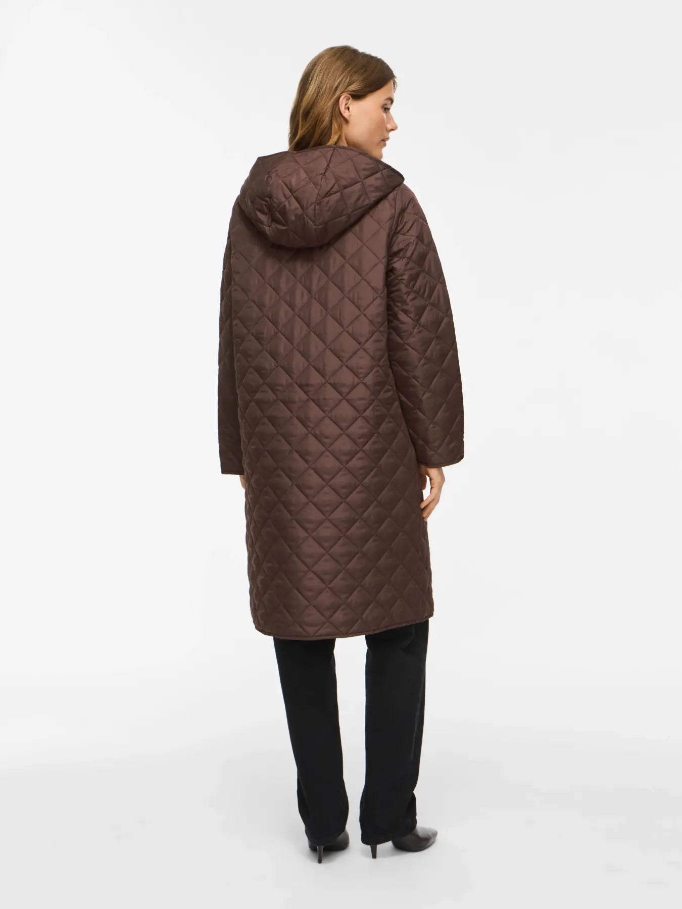 Abrigo acolchado Tate de VILA marrón chocolate puesto en modelo, vista trasera con capucha y largo por debajo de la rodilla