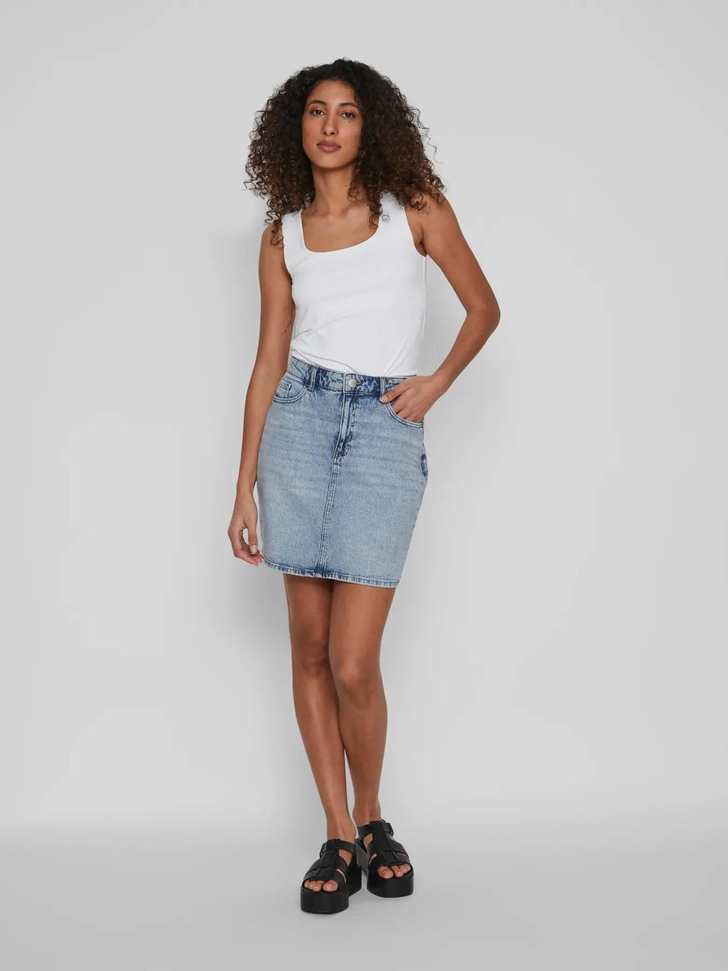 falda vaquera mini azul claro vila denim mujer detalle delantero cintura bolsillos vila tienda de ropa mujer piedras blancas