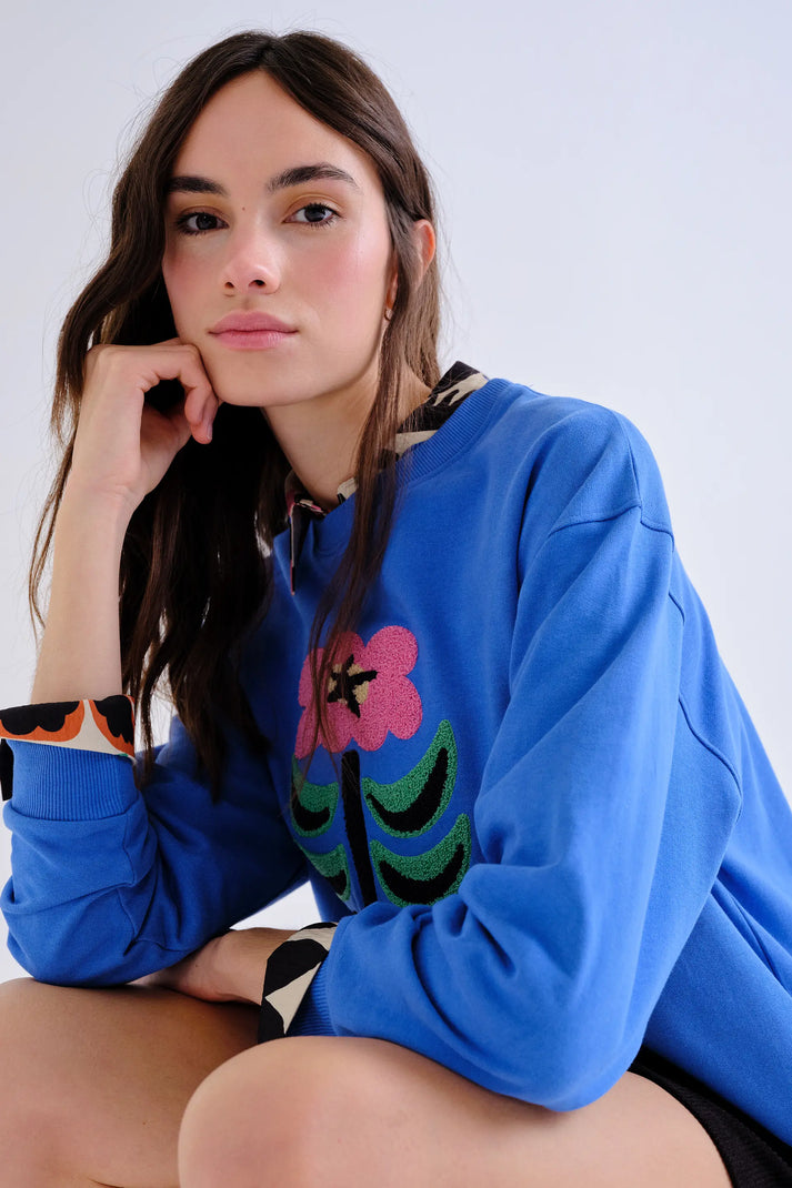 Sudadera azul cobalto Compañía Fantástica con cuello redondo, manga larga y motivo floral delantero
