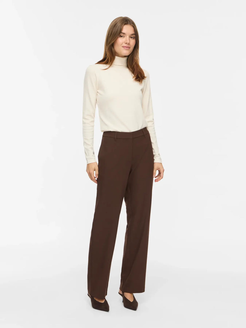 Modelo con pantalón Emmi de corte recto
