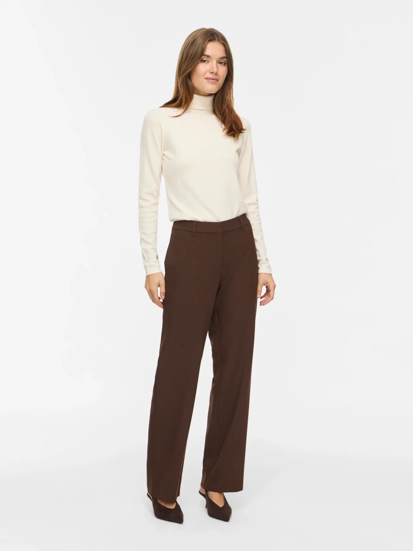 Modelo con pantalón Emmi de corte recto