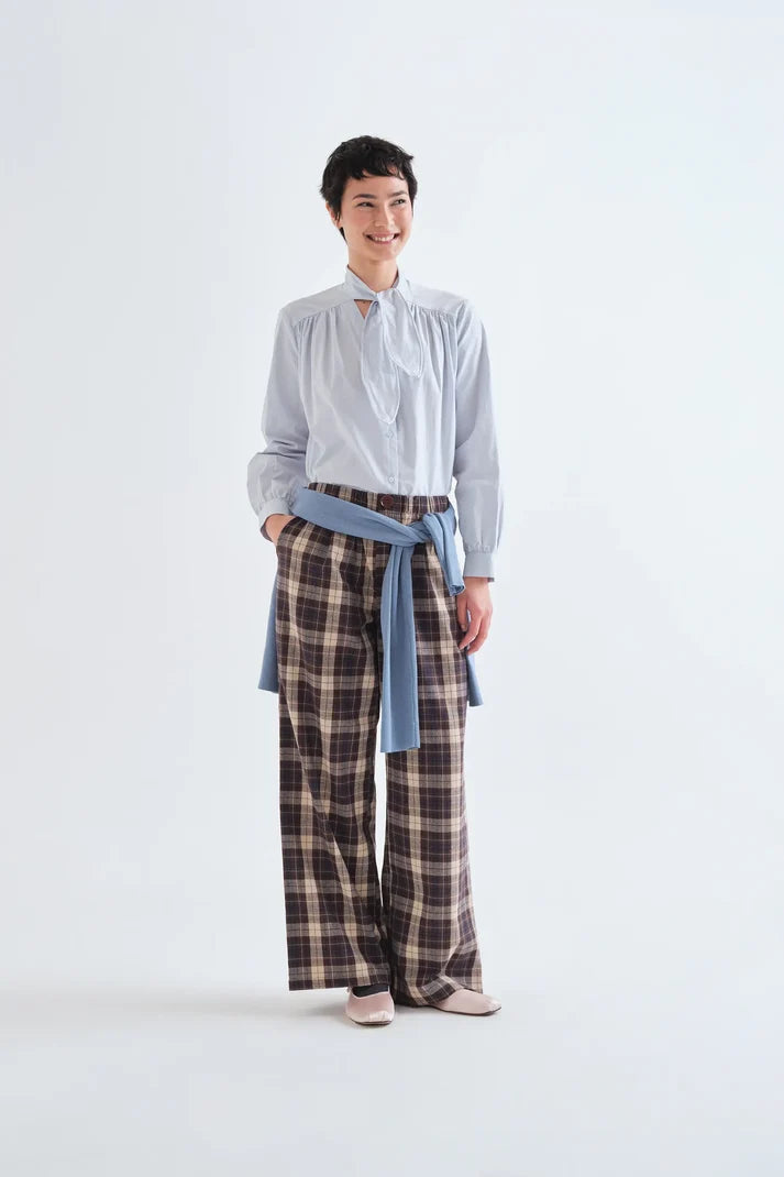 Pantalón Harriet de cuadros marrones combinado con prendas a juego