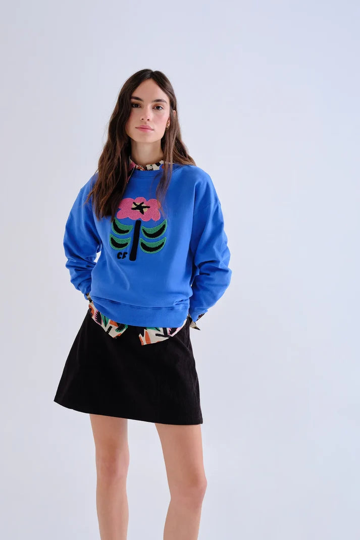 Detalle del tejido de algodón y acabados de sudadera azul cobalto Compañía Fantástica