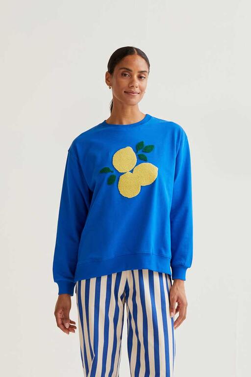 Sudadera Lemon Pop azul con bordado de limones en relieve. Diseño fresco y mediterráneo de Compañía Fantástica.