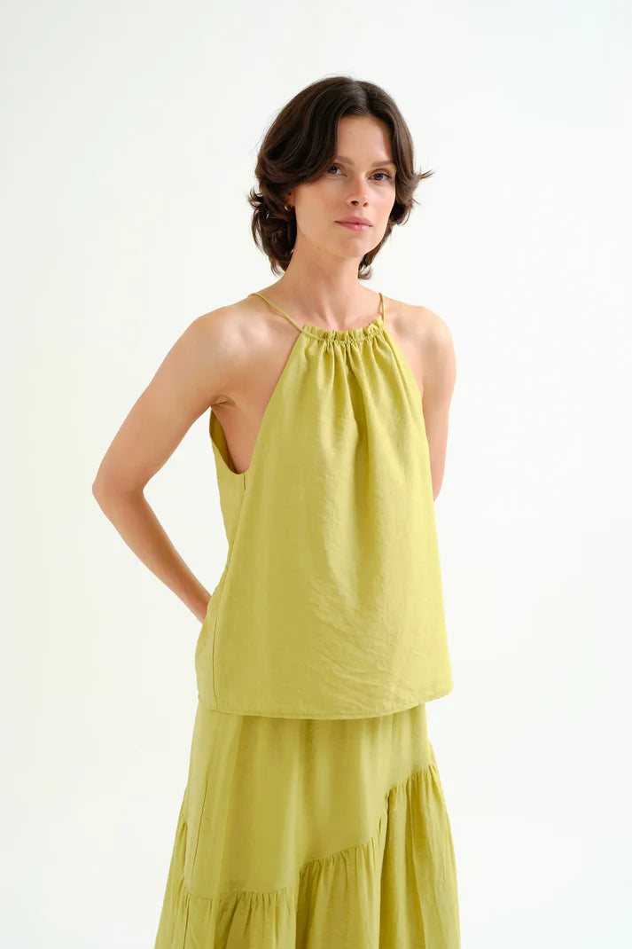 Top halter verde satinado Compañía Fantástica mujer