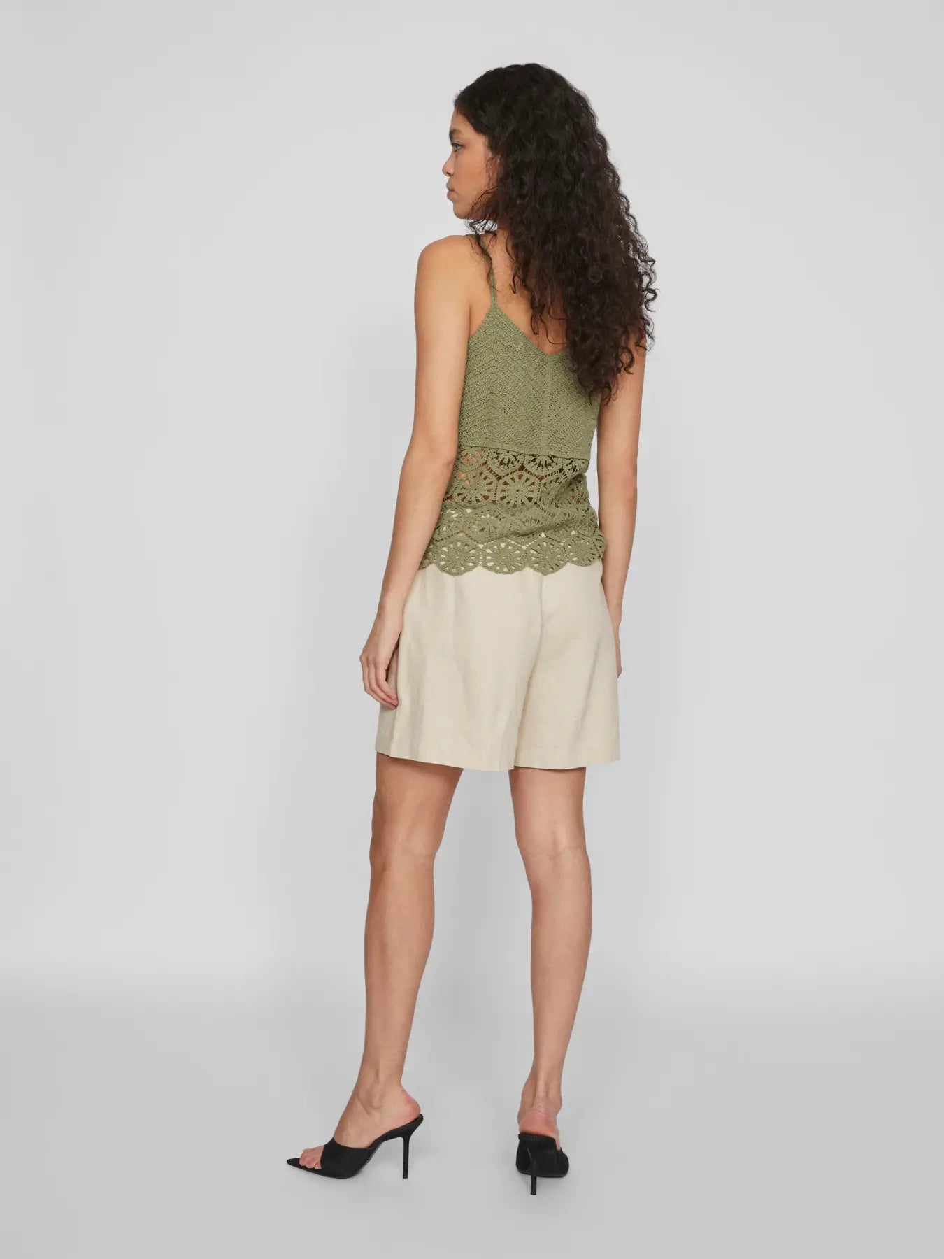 short de lino fluido Detalle trasero bermuda beige elegante Vila