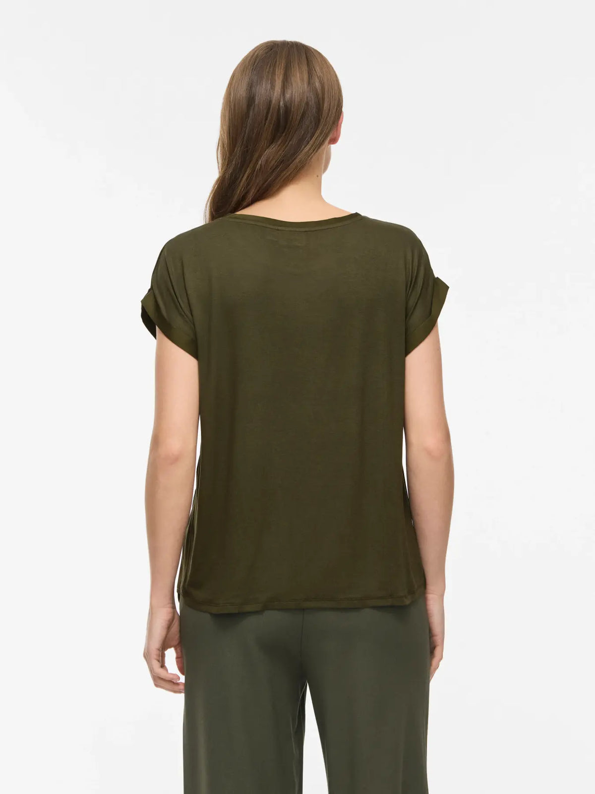 trasero Detalle modelo Camiseta ViEllette VILA satinada verde kaki de manga corta y corte fluido dobladillo en manga