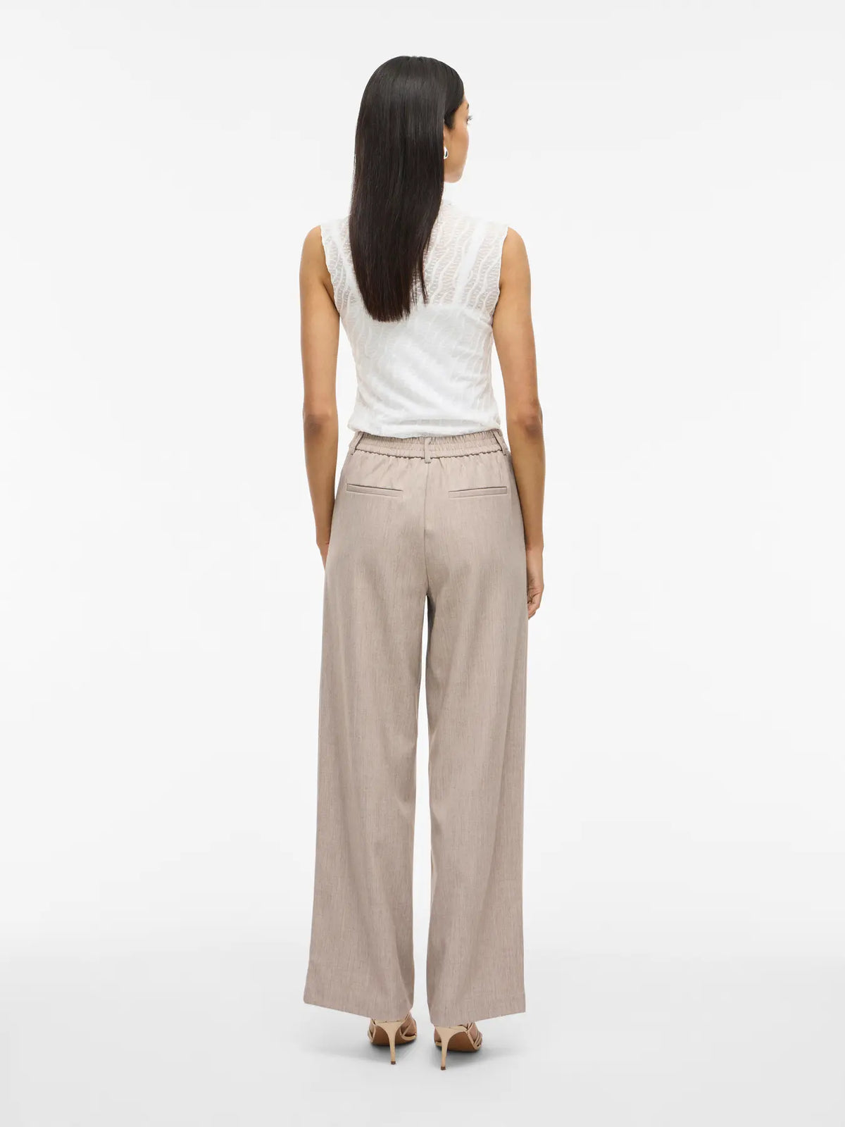 Pantalón de traje beige Varone VILA de pernera ancha visto por detrás en modelo