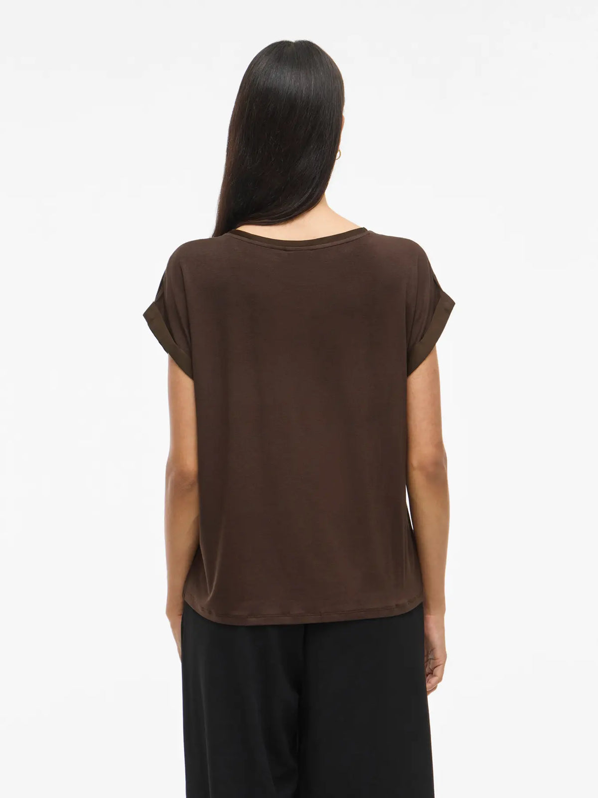 vista trasera modelo Camiseta ViEllette VILA satinada marron chocolate de manga corta y corte fluido dobladillo en manga