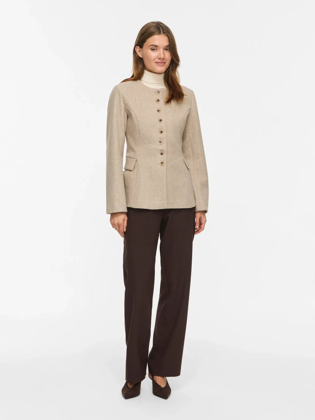 Chaqueta de paño Zikka beige de VILA vista frontal con modelo