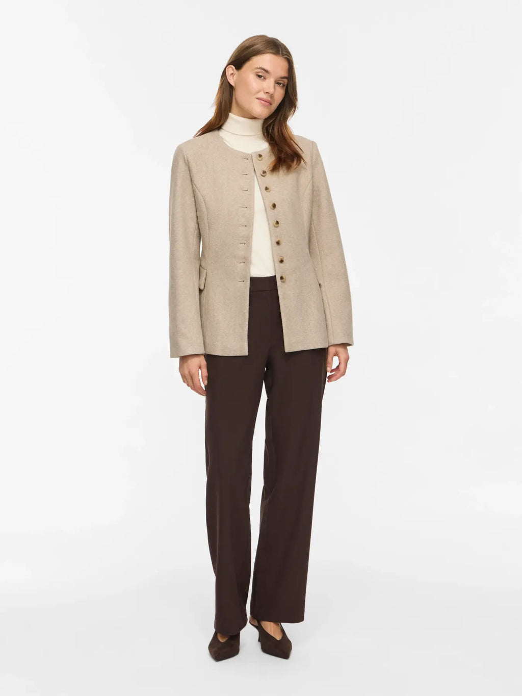 Chaqueta de paño efecto peplum Zikka beige de VILA vista frontal con chaqueta abierta