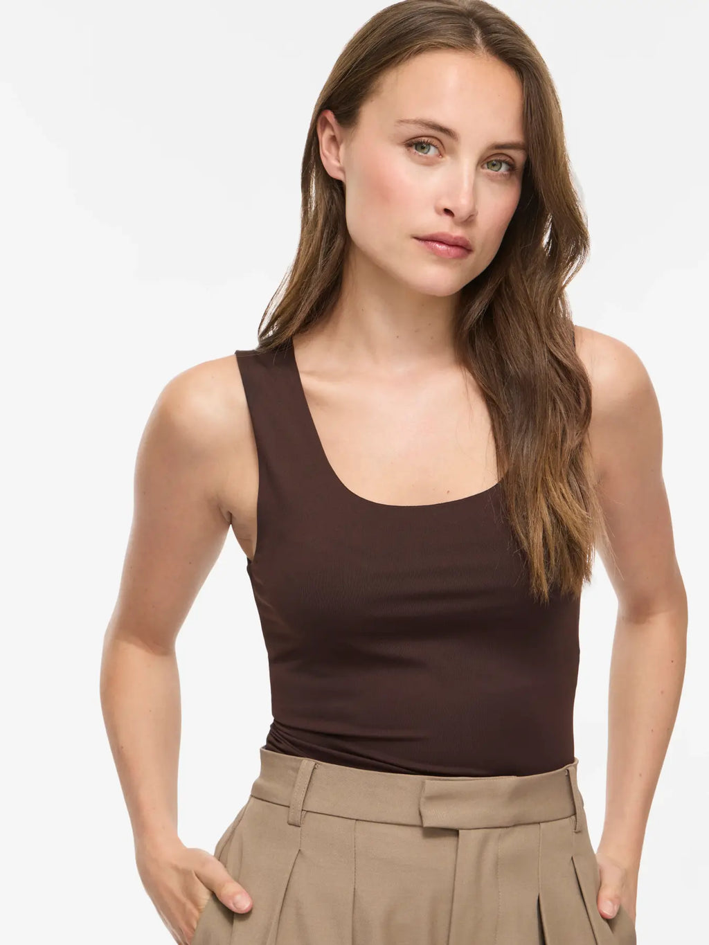 camiseta basica marron chocolate vila ajustada licra escote redondo y tirantes anchos