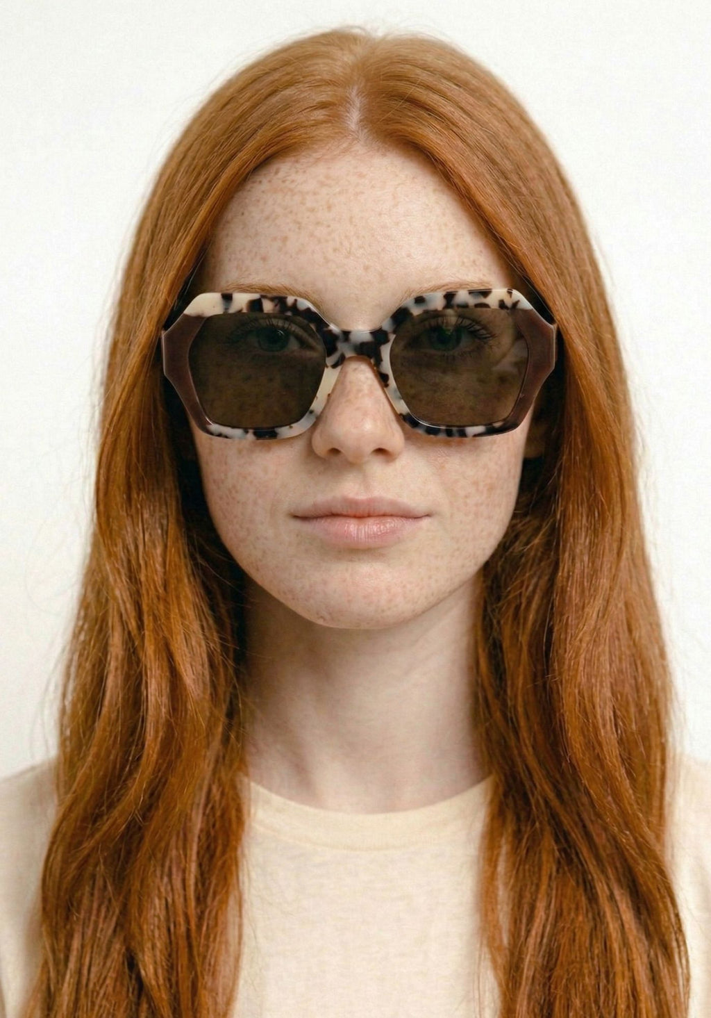 Modelo con gafas de sol bicolor marron y carey beige noco