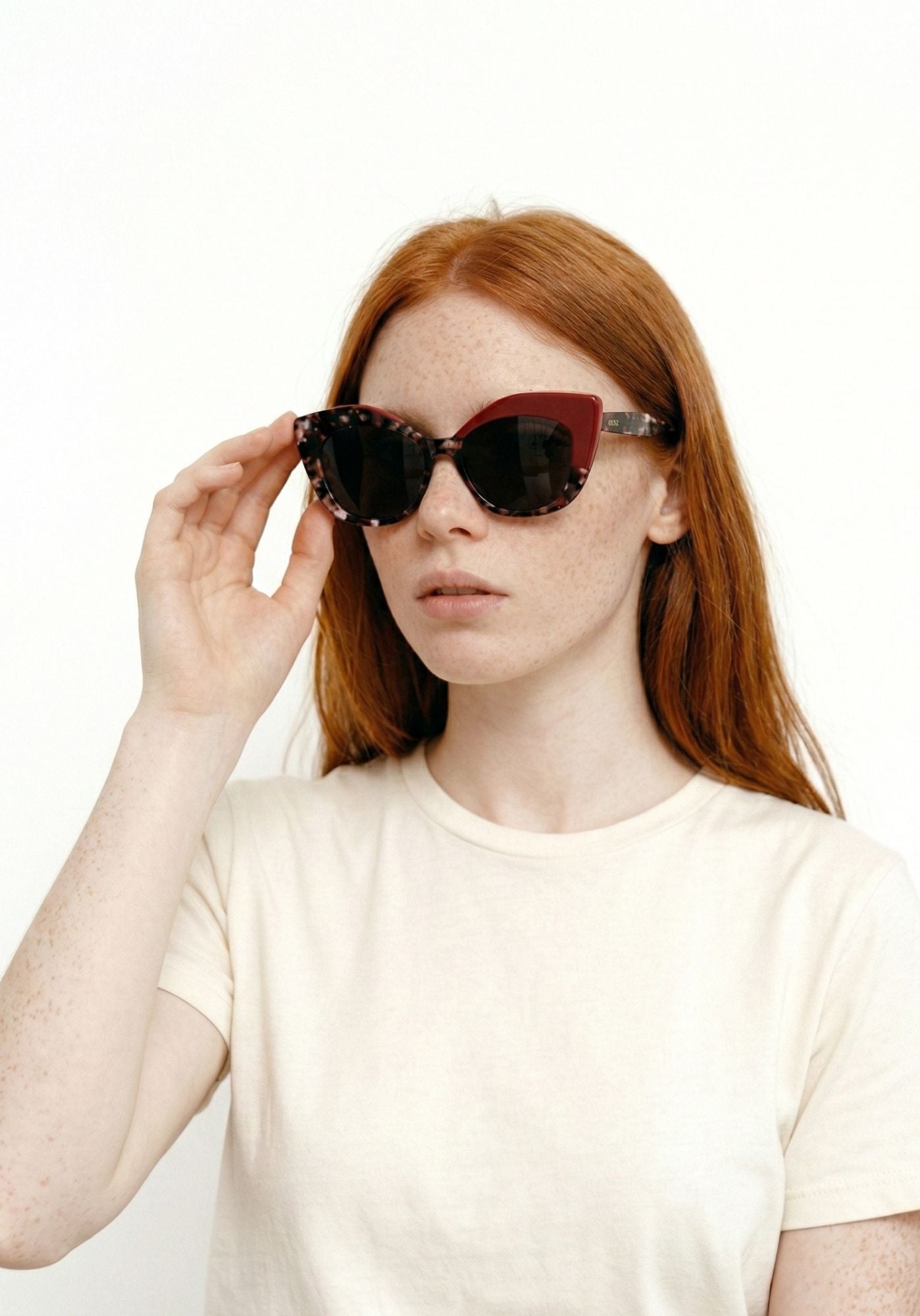 foto editorial con modelo con gafas de sol carey granate en cotton grey