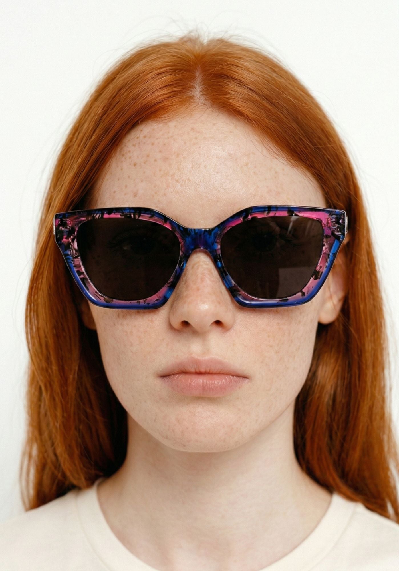 modelo con gafa de sol noco en colores azul y rosa nueva coleccion de verano accesorios