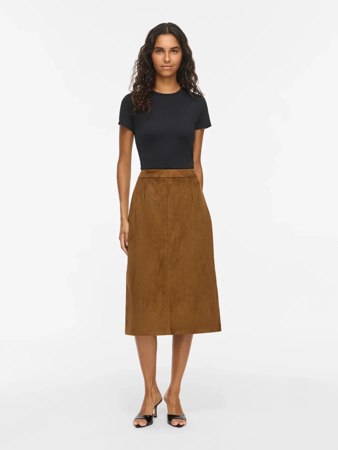 Falda midi camel efecto ante Vila puesta, detalle del corte recto y costura central