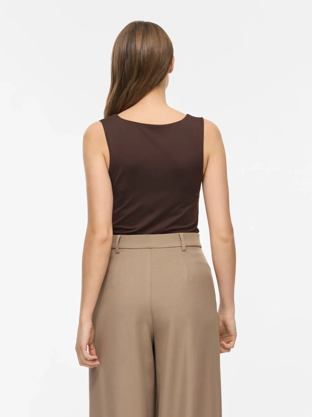 Parte trasera con modelo camiseta basica marron chocolate vila ajustada licra escote redondo y tirantes anchos vila cotton grey